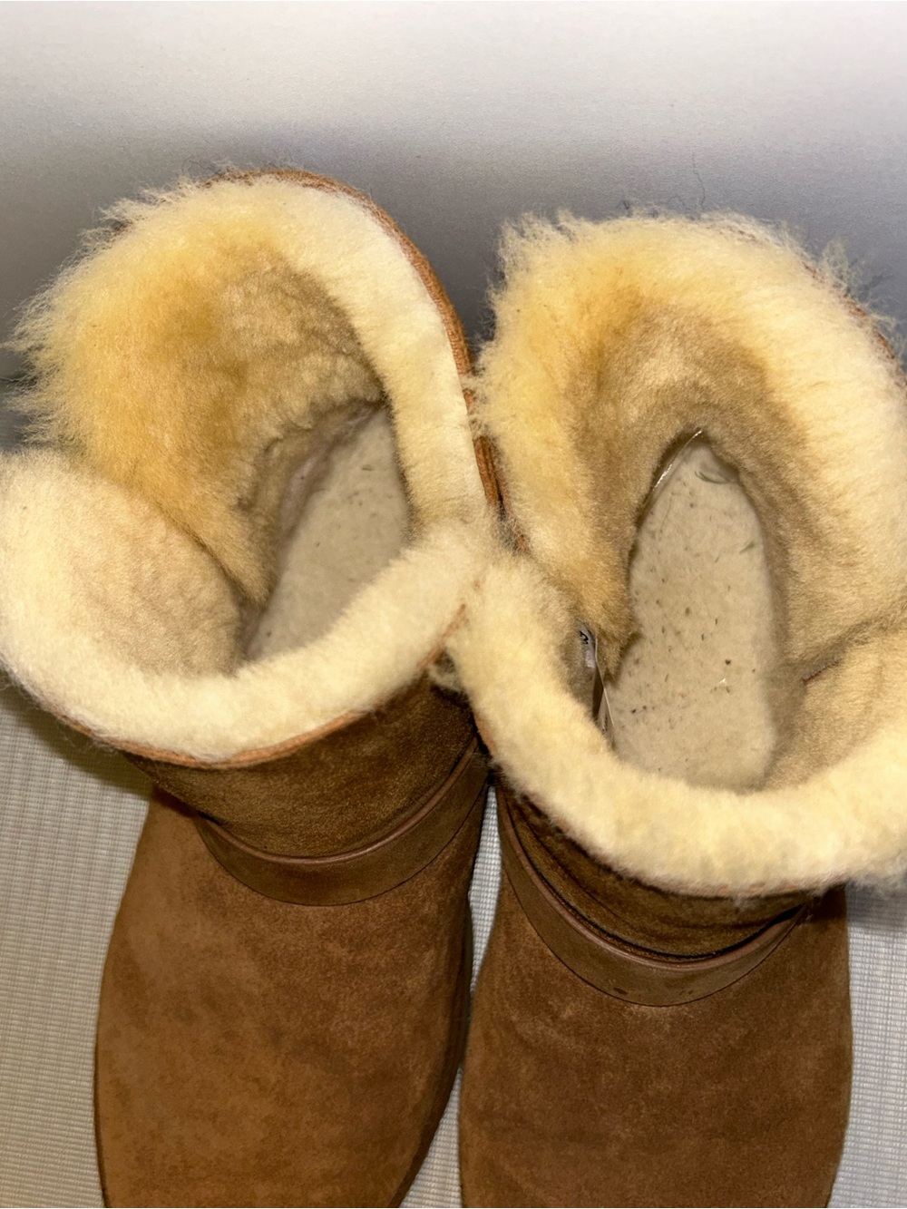 Euc Women’s Romely short Ugg boots - Picture 4 of 6